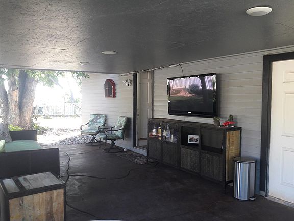 Outside veranda and private entrance