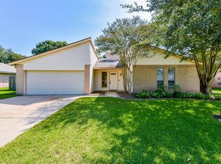 16841 Aprilmont Dr, Sugar Land, TX 77498
