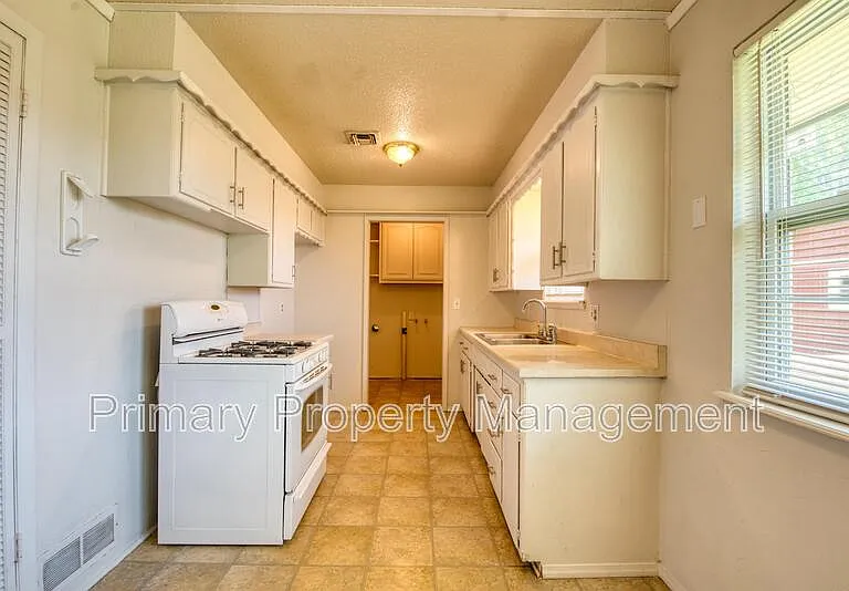 924 NW 14th St — Photo 6
