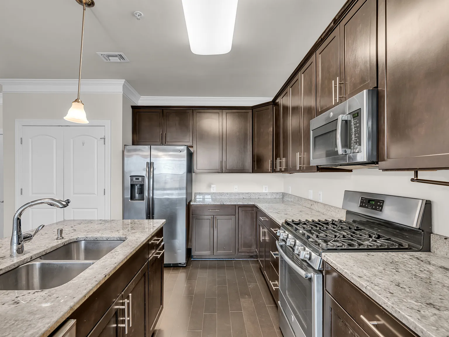2 bed, 1150 sqft, $2,700 — Photo 3