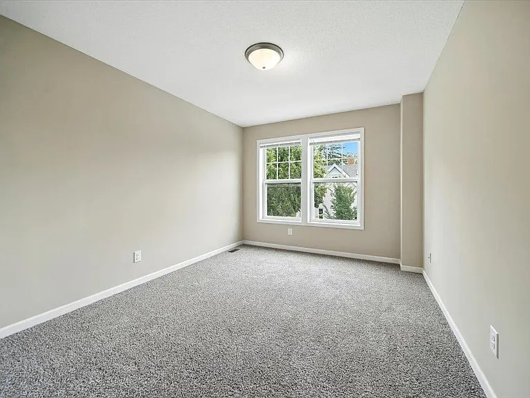 600 W 32nd St #3 — Photo 13