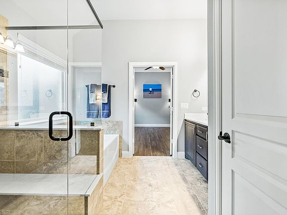 5th image of 909 Summer Ln