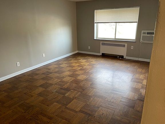 2nd image of 2229 Victory Pkwy APT F5