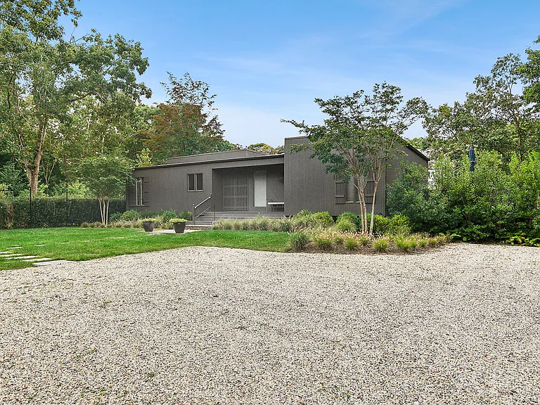 1 Oakwood Ct — Photo 1