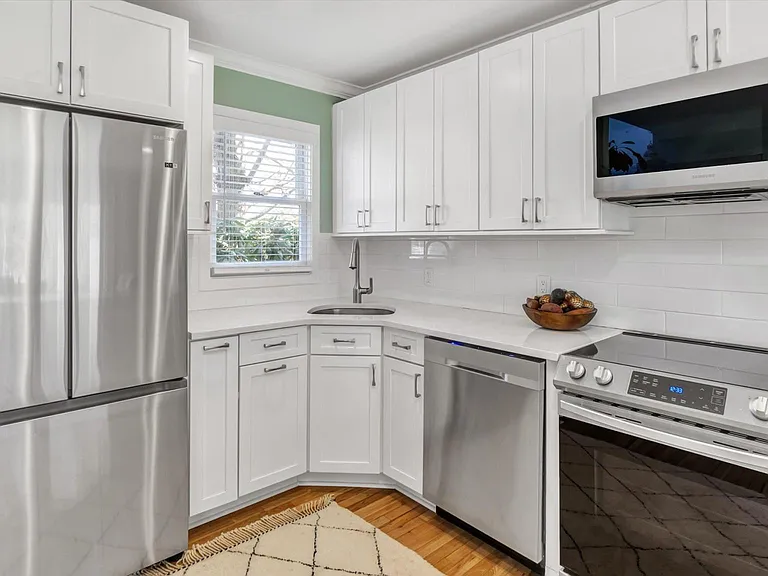 Fully equipped kitchen, clean and bright!