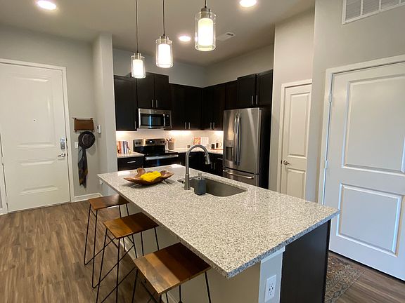 4th image of 2411 Gillis St #2202