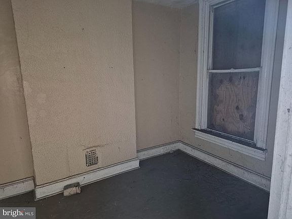 3rd image of 516 N Franklintown Rd