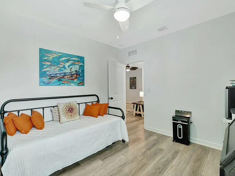 601 NE Waters Edge Ln — Photo 37