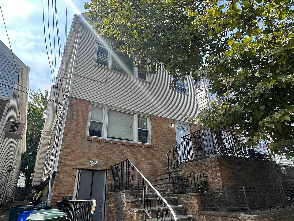 28 E 47th St #1