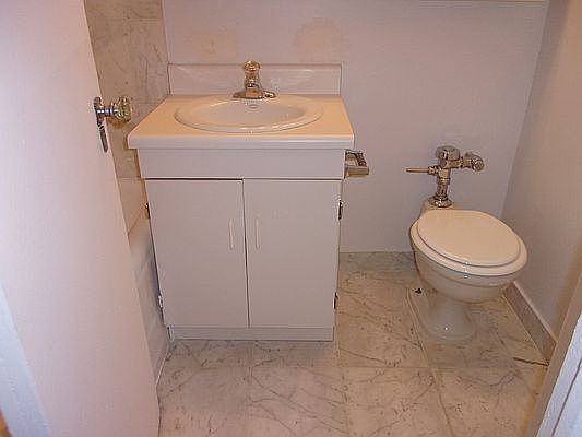 5th image of 108 E 38th St APT 703