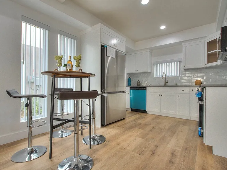 11722 Hamlin St — Photo 4