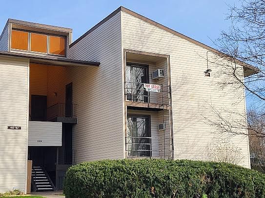 Top floor with condo with balcony