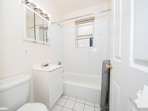 4th image of 912 W Dakin St #225