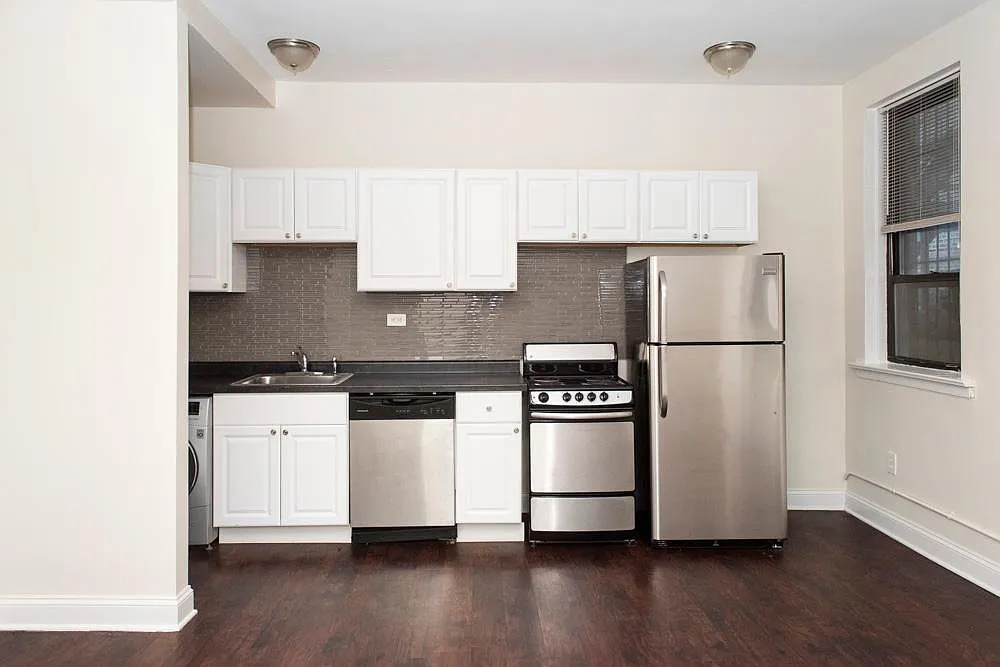 Building Photo - 3345 N Marshfield Ave #105