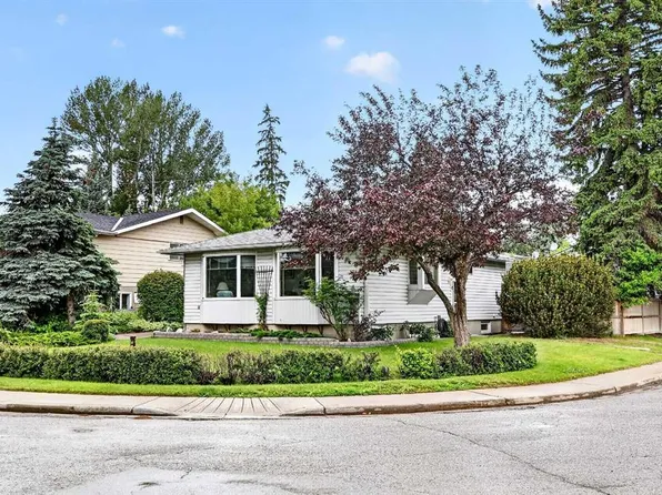 3227 SE Collingwood Dr NW, Calgary, AB T2L 0R7