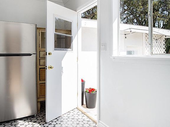 2nd image of 1078 Hollygrove Ln