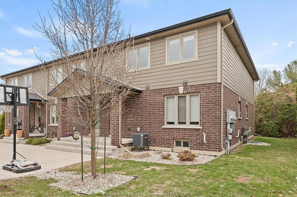 Photo 2 of 24 - 204 Beechwood Dr #2 - Lakeshore, ON Building Photo - 204 Beechwood Dr #2
