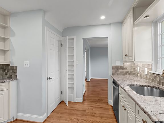 3rd image of 903 Crescent Dr