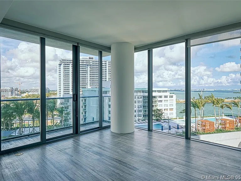 650 NE 32nd St #1208 — Photo 5