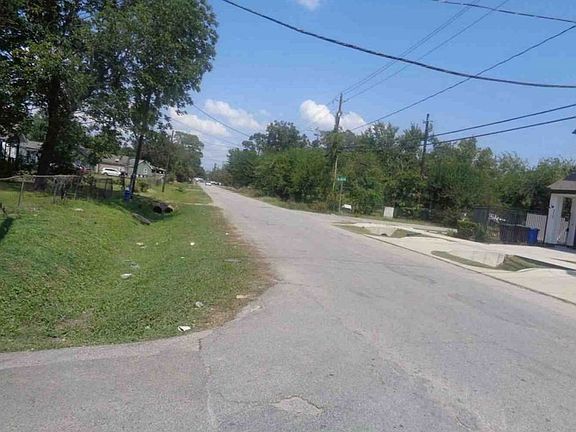 Exterior Neighborhood (street photo)