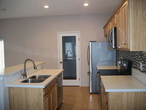 4th image of 2453 Merrill Ave