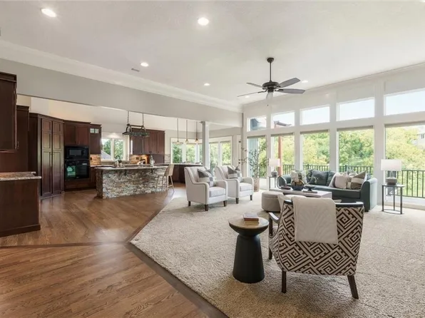 29451 Club Creek Dr, Louisburg, KS 66053