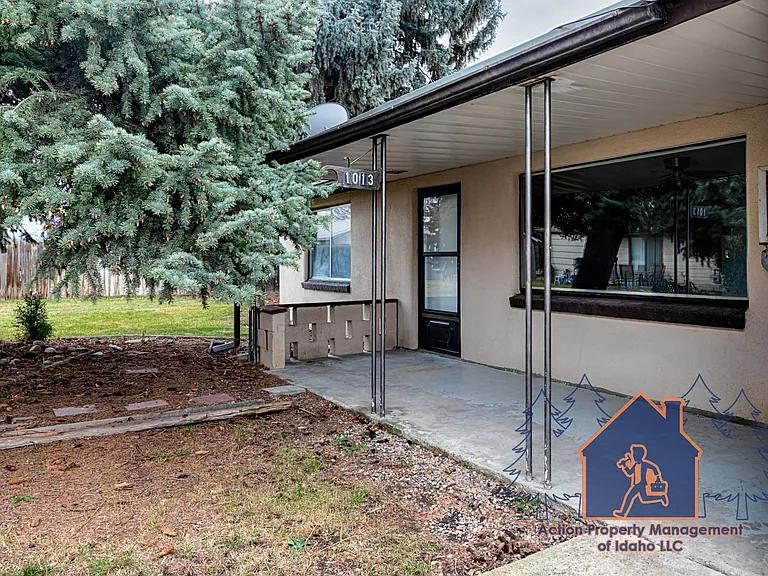 1013 W Willow Ave — Photo 2