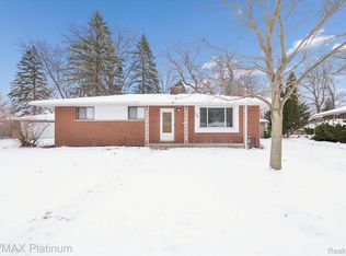 707 Briarwood Ln, Fenton, MI 48430