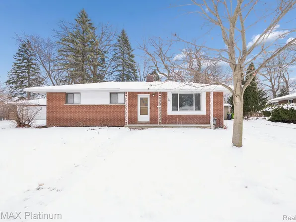 707 Briarwood Ln, Fenton, MI 48430