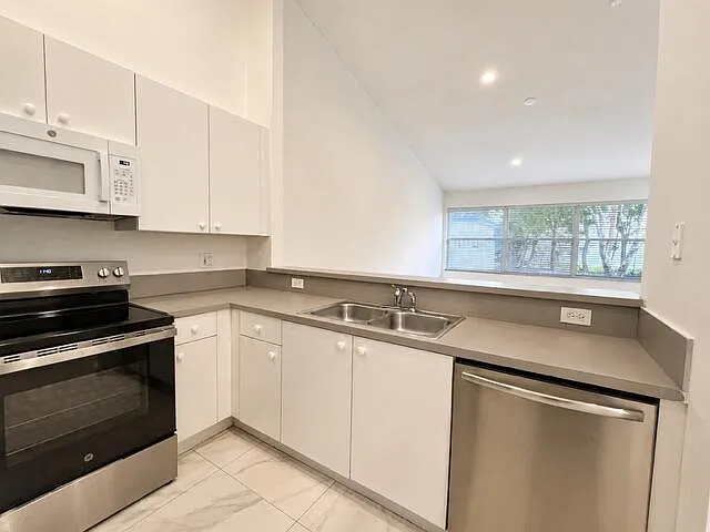 2 bed, 2.0 bath, 1379 sqft, $2,700 — Photo 2