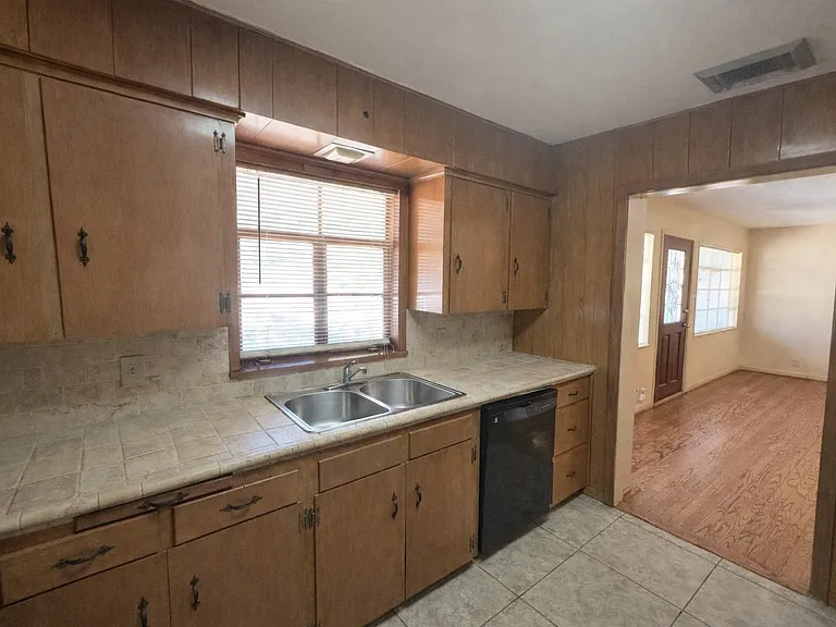 903 Lamonte Ln — Photo 8