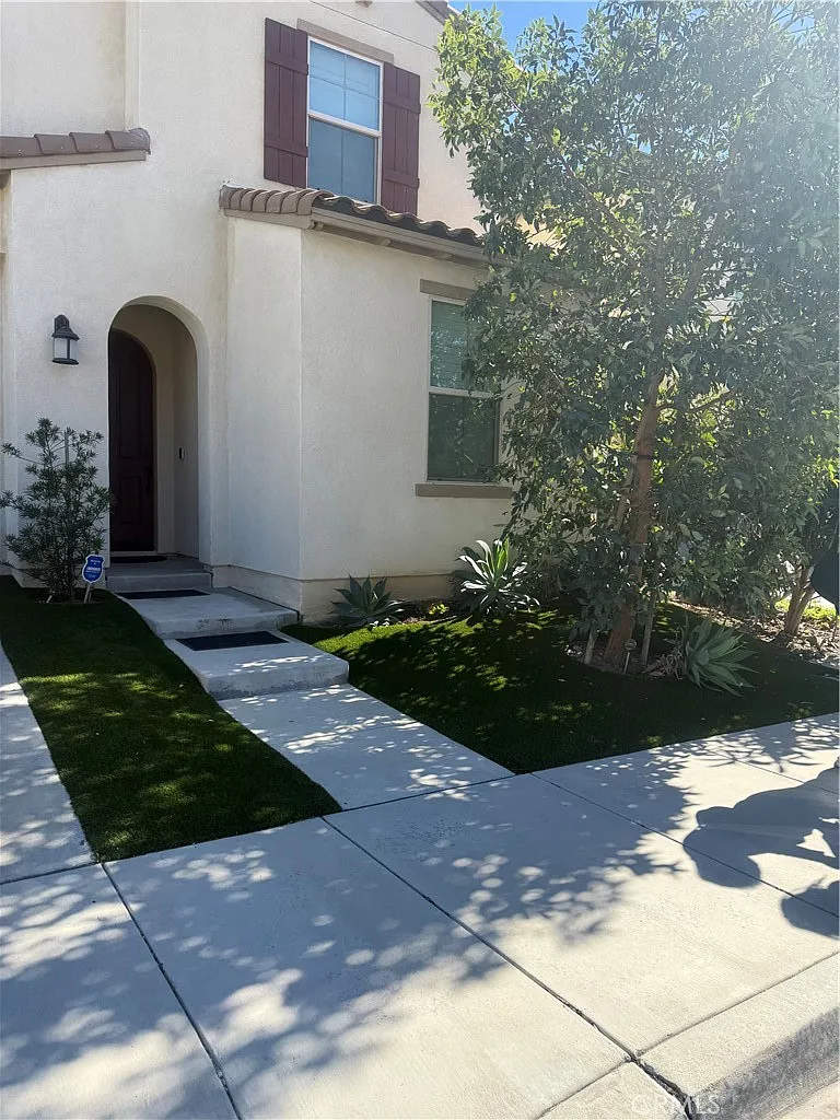 4 bed, 2384 sqft, $3,800 — Photo 2
