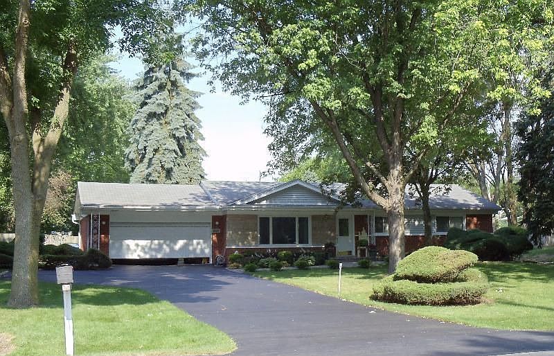 2nd image of 604 S Busse Rd