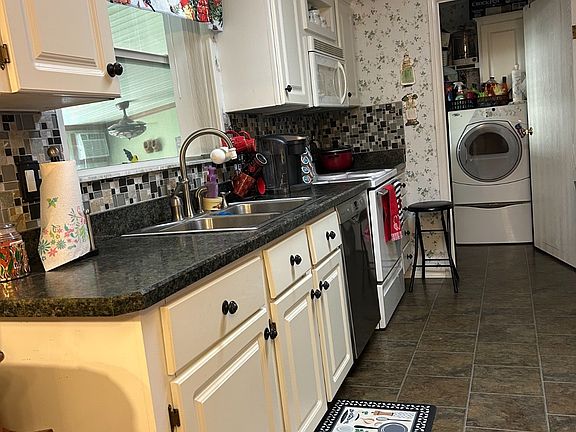 3rd image of 11123 Maverick Dr