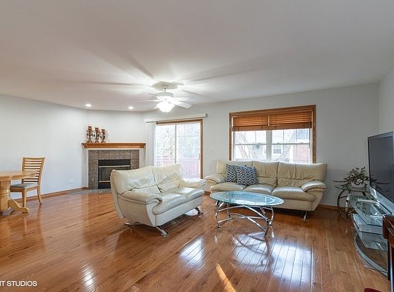 2nd image of 1034 N Earls Ct