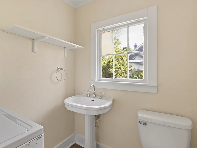 408 S College St — Photo 16