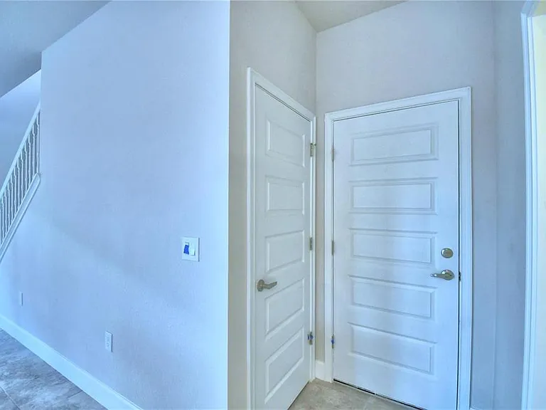906 Sofia Ln — Photo 16