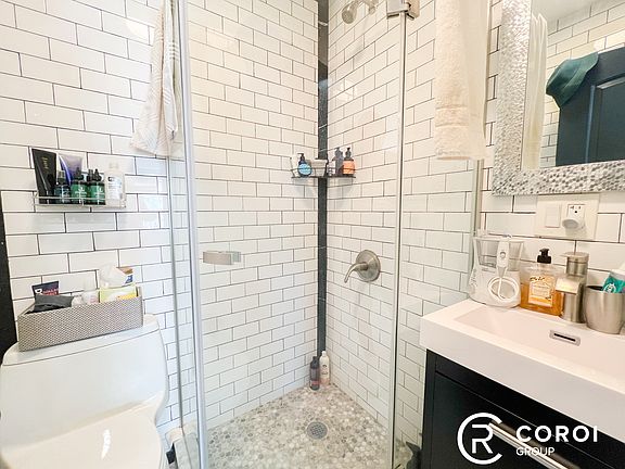 3rd image of 509 Van Buren St #5R