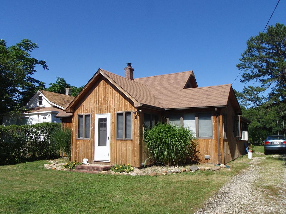 Front, large yard w/fruit trees