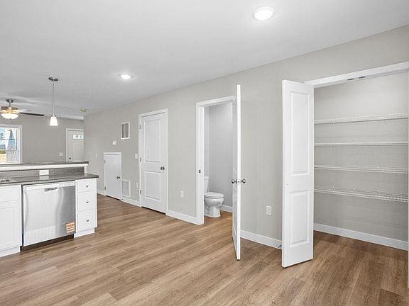 3rd image of 1412 Woodrow Cir