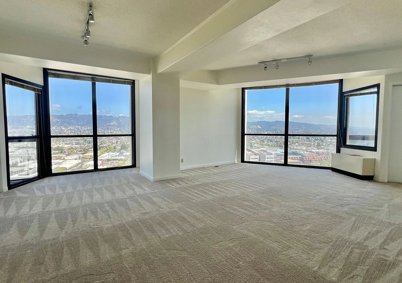 Prestigious top-floor unit 2 BR 2 BA, nestled in the heart of Emeryville! — Photo 2