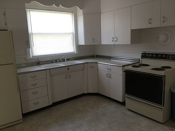 eat-in kitchen