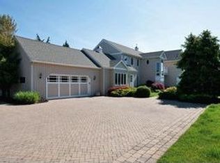 211 E Bayberry Rd, Islip, NY 11751
