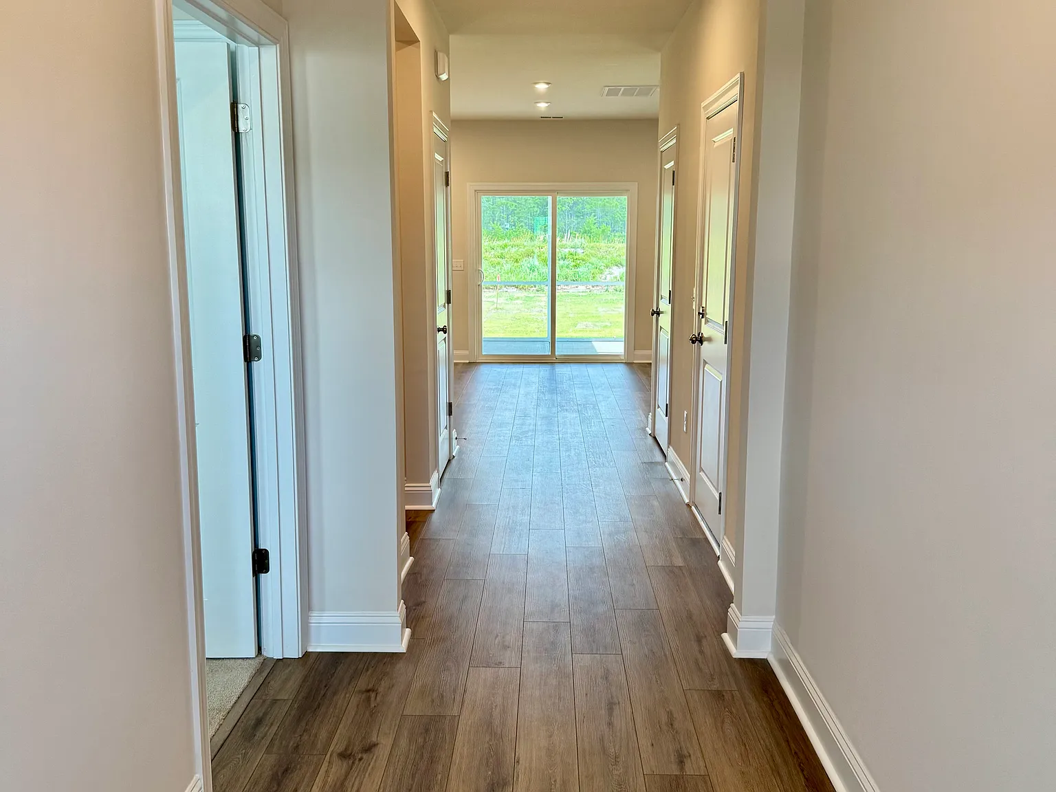 4 bed, 2161 sqft, $2,400 — Photo 4