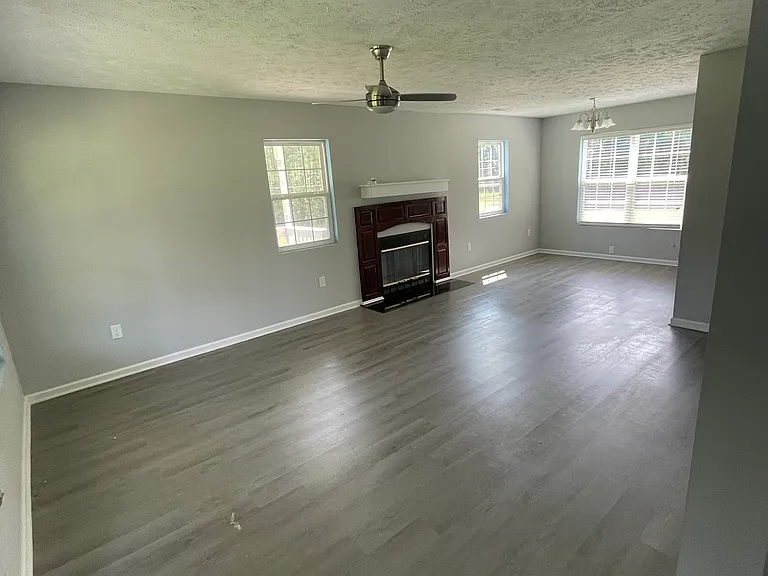 304 Dale St — Photo 2
