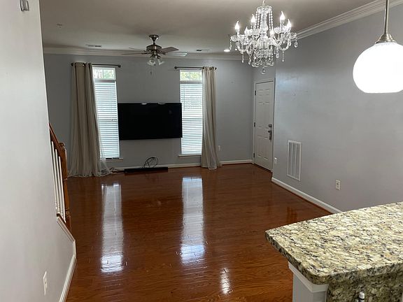 3rd image of 43857 Centergate Dr