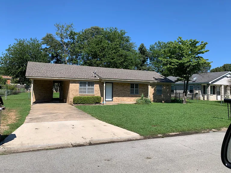 1402 Kimberly Dr — Photo 2