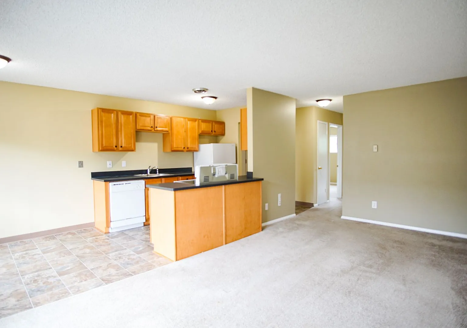 Top Floor 2 Bedroom with Balcony + Parking! — Photo 3