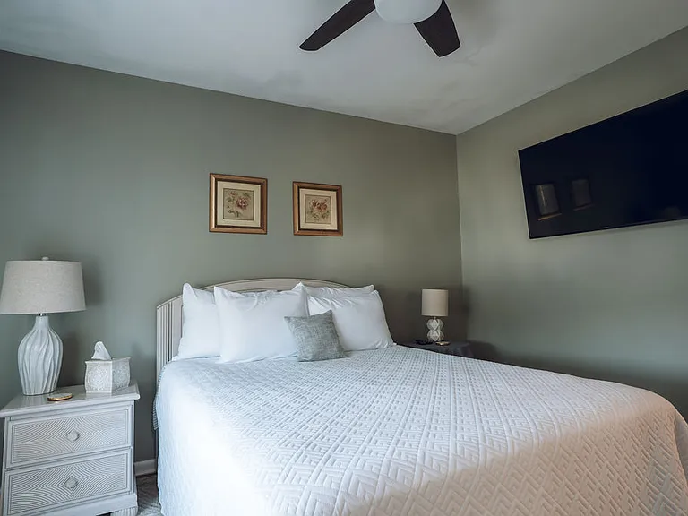 Queen bedroom with ensuite full bathroom
