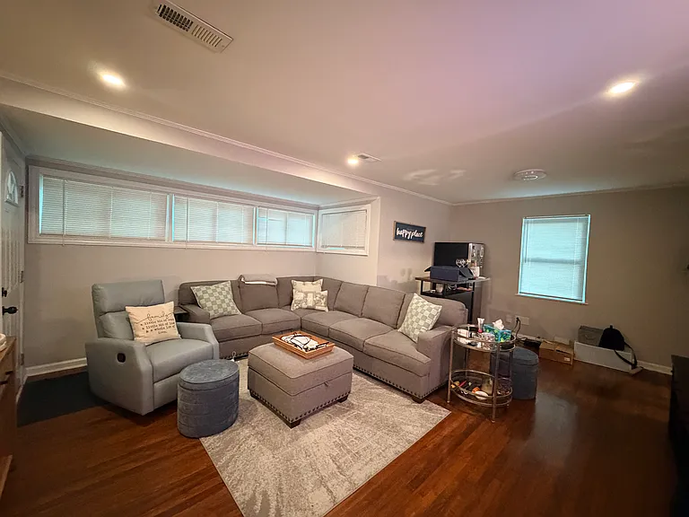 533 E Woodlawn Rd — Photo 7